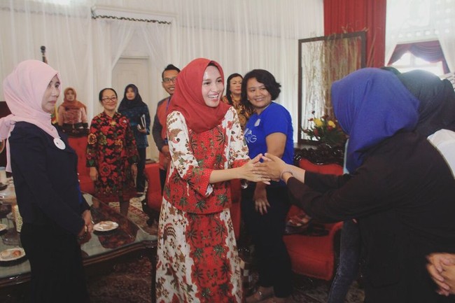 Saat menghadiri acara dinas, Yulistra Ivo seringkali terlihat memakai busana batik. Seperti penampilannya saat melepas komunitas Huma Betang ke Singapura, ia memakai atasan dan bawahan batik bermotif sama dengan hijab berwarna senada. Foto: Instagram/Yulistraivo