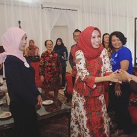 Saat menghadiri acara dinas, Yulistra Ivo seringkali terlihat memakai busana batik. Seperti penampilannya saat melepas komunitas Huma Betang ke Singapura, ia memakai atasan dan bawahan batik bermotif sama dengan hijab berwarna senada. Foto: Instagram/Yulistraivo