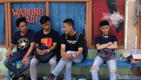 Terlihat mahasiswa dari sejumlah daerah pun ikut menjaga kawasan kapuk Poglar dari ancaman penggusuran oleh Polda Metro Jaya.