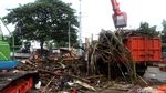 Tumpukan Sampah di Pintu Air Manggarai