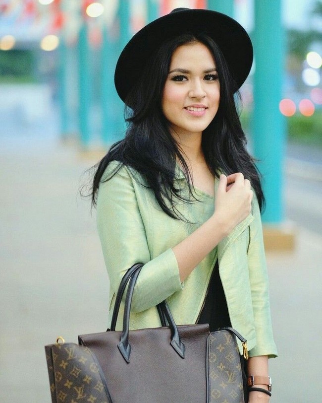 Raisa menenteng tas Louis Vuitton monogram canvas seharga US$ 4.400 atau sekitar Rp 60 juta. Foto: Dok. Instagram Raisa