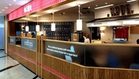 Di peringkat 1, ada Bandara Internasional Narita di Jepang. Rumah makan bandara Sushiden yang menawarkan suasana tradisional Jepang dan aneka pilihan makanan khas Negeri Sakura didapuk jadi yang terbaik (Sushiden)