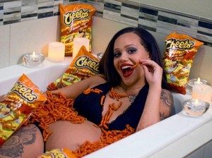 Pemotretan Kehamilan Paling Aneh, Wanita Ini Bermandi Cheetos