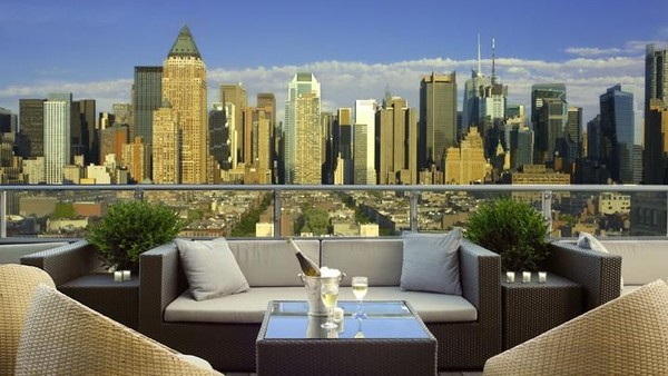 Menghadap ke gedung-gedung pencakar langit New York, pemandangan cantik ini bisa kamu temukan di Ink48, di Kimpton Hotel. Elegan dan mewah jadi hal bisa kamu rasakan di sini. (dok Tripadvisor)