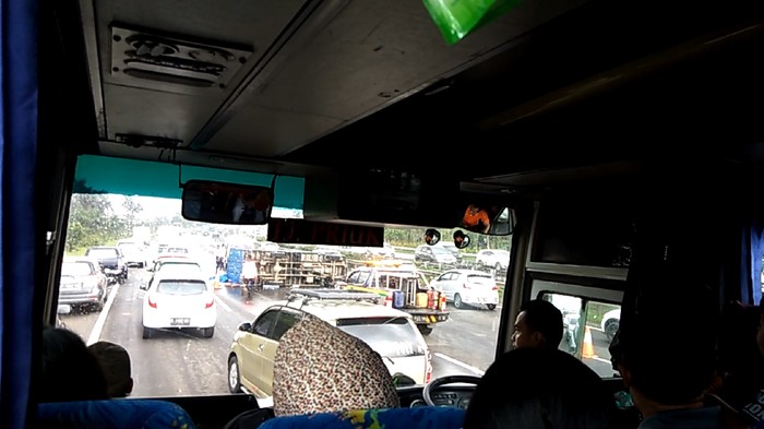 Truk Terguling di Tol Jagorawi KM 32 Arah Jakarta, Lalin Macet