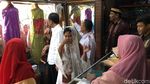 Momen Jokowi-Iriana Mampir ke Toko dan Belanja Songket Silungkang