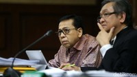 Novanto mendengarkan kesaksian Ganjar.