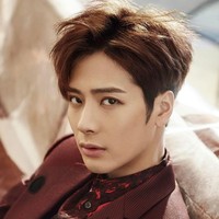 Jackson Wang adalah pria asal Hong Kong yang tergabung dalam boy band Korea GOT7. Selain kemampuan rap, wajah tampan Jackson menjadi salah satu faktor yang membuatnya memikat para penggemar. Foto: Instagram