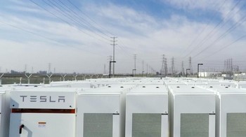 Baterai raksasa ini disiapkan untuk memenuhi kebutuhan energi bagi 50 ribu rumah di Australia sebagai bagian dari virtual power plant (VPP) terbesar di dunia. (Foto: Instagram)