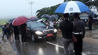 Jokowi tiba di lokasi sekitar pukul 18.45 WIB.