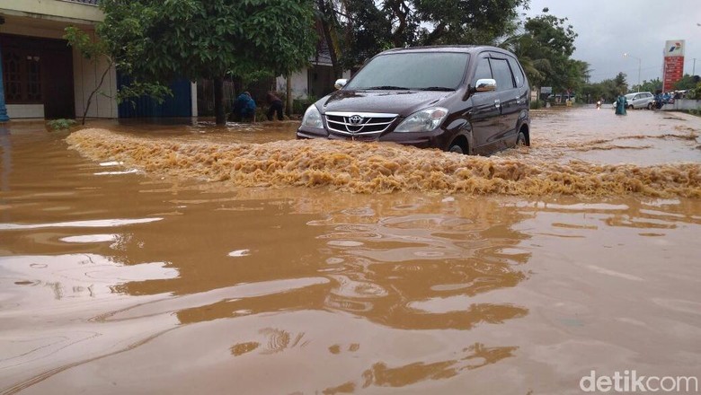 Jalanan Terendam Banjir, Jalur Tayu–Dukuhseti Lumpuh Jalanan Terendam Banjir, Jalur Tayu–Dukuhseti Lumpuh