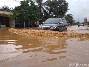 Jalanan Terendam Banjir, Jalur Tayu–Dukuhseti Lumpuh