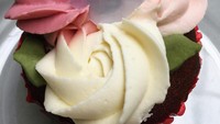 Cupcake cokelat dengan 3 jenis krim mentega ini teksturnya lembut basah. Salah satu andalan kafe ini.Foto: Instagram Seesaw Coffee Shanghai