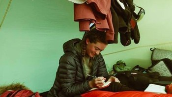 Saat beristirahat dan mengumpulkan tenaga kembali di kemah yang didirikan di tengah kutub. Foto: Instagram