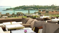 Georges Hotel Galata di Istanbul punya pemandangan laut dan kota Istanbul yang bisa kamu nikmati secara bersamaan. Romantis ya.. (dok Tripadvisor)