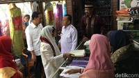 Masuk ke dalam toko, Iriana disambut Zulhaidah yang langsung menjelaskan tentang kain songket di toko yang berada di Kampung Tenun, Kota Sawahlunto ini.
