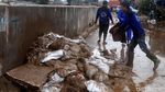 Semangat Petugas yang Tak Kenal Lelah Bersihkan Sampah Banjir