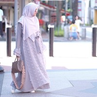 Tak ada salahnya menggabungkan dua jenis kain berbeda agar tampilan lebih dinamis. Seperti Nalia Rifika yang menggabungkan kain katun dengan kain yang sedang hits saat ini, kain linen ruby. Foto: Instagram