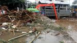 Tumpukan Sampah di Pintu Air Manggarai