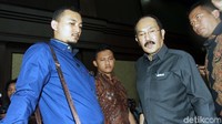 Fredrich meninggalkan ruang sidang. Sidang dilanjutkan pekan depan dengan agenda pembacaan eksepsi.