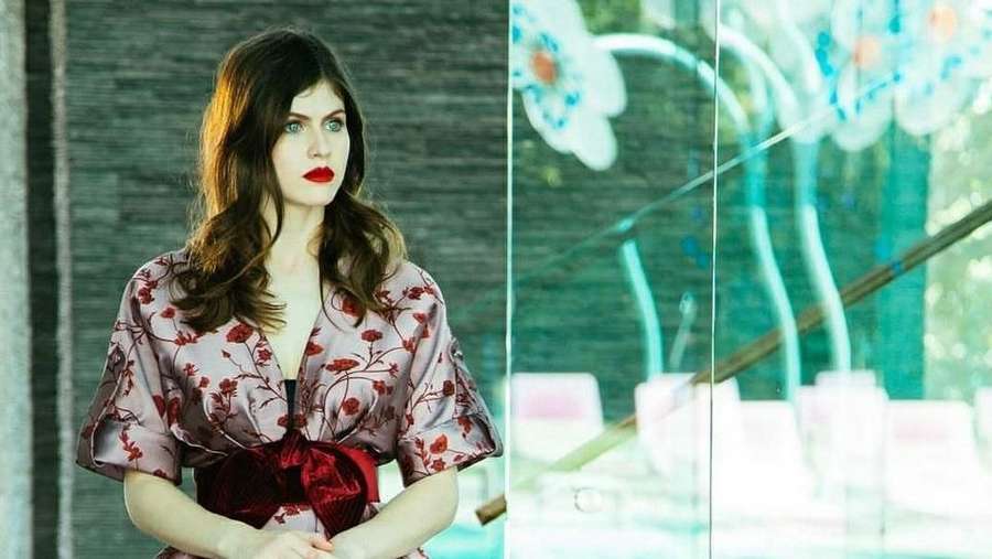 Ini Potongan Klip Maroon 5 Bareng Si Seksi Alexandra Daddario