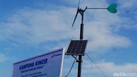Selain kincir angin, kebun angin yang dibangun dilengkapi juga dengan panel surya.
