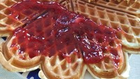 Seporsi waffle dengan brown cheese jadi kudapan pasangan ini saat tiba di Norwegia. Ssstt..! mereka bilang ada daging rusa juga lho. Foto: Instagram