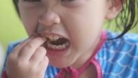 Pas umurnya tiga tahun, Kala udah bisa makan chiki. ekspresif banget, ya mukanya. Foto: Istimewa