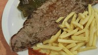 Saat di Spanyol, pasangan ini singgah di Gran Casona Restaurant. Yang disantapnya ini seperti steak dengan kentang goreng dan saus sambal sebagai pelengkap. Foto: Instagram