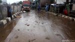 Semangat Petugas yang Tak Kenal Lelah Bersihkan Sampah Banjir