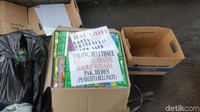 Pria berusia 46 tahun ini membawa 1 kardus besar dan 1 kantong plastik hitam berisi tisu hingga obat untuk matanya. Di JPO UI, dia membuka satu per satu dagangannya.