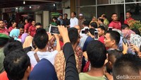 Begini situasi saat warga berfoto bareng Jokowi di depan hotel tersebut. Pihak protokoler Istana menyebut Jokowi tak komplain saat bermalam di hotel tersebut. “Hotelnya adanya yang ini yang paling bersih. Tidak ada keluhan sama sekali dari Presiden,” ujar Deputi Bidang Protokol, Pers dan Media Sekretariat Presiden Bey Machmudin. (Foto: Ray Jordan/detikcom)