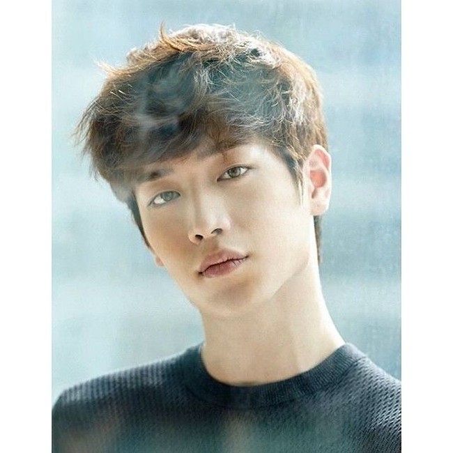 Ketampanan wajah Seo Kang Joon membawanya pada urutan 10 dalam daftar ini. Kang Joon adalah aktor Korea Selatan yang dikenal berkat serial Cheese in The Trap dan Entourage. Foto: Instagram