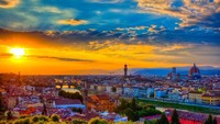 Italia juga punya tempat terbaik untuk melihat sunset, namanya Piazzale Michelangelo di Florence. Berlatar matahari tenggelam, kota ini nampak cantik dari ketinggian. (Thinkstock)