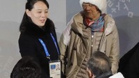 Moon Jae-in didampingi sang istri saat bersalaman dengan Kim Yo Jong