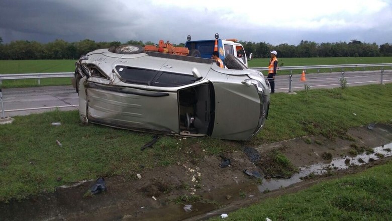 Sebuah SUV Terguling di Tol Mojokerto Karena Selip, 3 Orang Luka Sebuah SUV Terguling di Tol Mojokerto Karena Selip, 3 Orang Luka