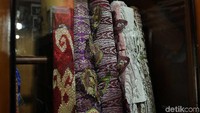 Keindahan kain songket Silungkang tampak dari motif berunsur alam. Songket yang asli pun dibuat langsung oleh tangan yang terampil (Randy/detikTravel)