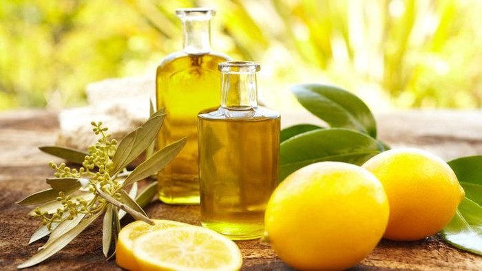Lemon termasuk dalam keluarga buah sitrus yang kaya akan kandungan vitamin C. Foto: Istock Lemon termasuk dalam keluarga buah sitrus yang kaya akan kandungan vitamin C. Foto: Istock