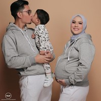 Nycta Gina belum lama ini melakukan maternity shoot. Ia mengambil tema yang lebih fun dan sporty. Nycta Gina dan suaminya Kinos memakai jaket yang sama, dan berfoto bersama anak pertamanya. Foto: Instagram