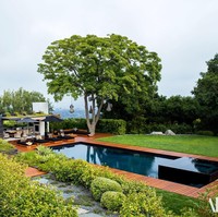 Area kolam renang lengkap dengan dek kayu yang memberi kesan resor. Foto: Dok. Architectural Digest
