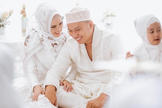 Sebelum melangsungkan pernikahan, mereka menggelar pengajian. Angel Lelga tampak cantik mengenakan gaun putih dipadukan dengan scarf motif berbahan satin. Vicky Prasetyo pun tampil memakai baju koko dan peci putih. Foto: (Instagram/@angellelga)