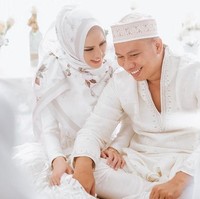 Sebelum melangsungkan pernikahan, mereka menggelar pengajian. Angel Lelga tampak cantik mengenakan gaun putih dipadukan dengan scarf motif berbahan satin. Vicky Prasetyo pun tampil memakai baju koko dan peci putih. Foto: (Instagram/@angellelga)