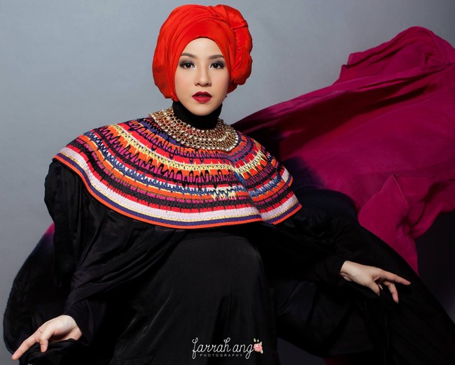Tema kedua, Natasha Rizky bergaya lebih etnik. Lengkap dengan turban dan lipstik merah, ia tampil bold. Foto-fotonya ini merupakan karya Farrah Ang. Foto: Instagram