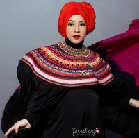 Tema kedua, Natasha Rizky bergaya lebih etnik. Lengkap dengan turban dan lipstik merah, ia tampil bold. Foto-fotonya ini merupakan karya Farrah Ang. Foto: Instagram