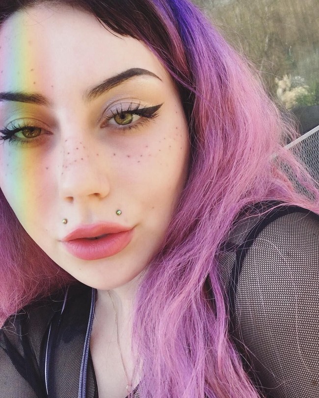 Amethyst Rose ingin membuat bintik-bintik cokelat di wajahnya jadi permanen, tanpa bantuan seniman tato profesional. Namun, membuat tato freckles bisa sangat mahal, sekitar USD 200 atau Rp 2,7 juta. Foto: Instagram