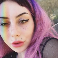 Amethyst Rose ingin membuat bintik-bintik cokelat di wajahnya jadi permanen, tanpa bantuan seniman tato profesional. Namun, membuat tato freckles bisa sangat mahal, sekitar USD 200 atau Rp 2,7 juta. Foto: Instagram