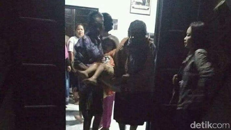 Ibu Depresi Seret Anak Pakai Motor di Klaten Sempat Diteriaki Warga Ibu Depresi Seret Anak Pakai Motor di Klaten Sempat Diteriaki Warga