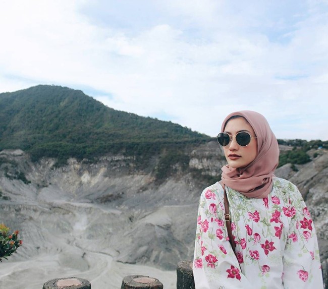 Beralih ke Bandung, Dhika tampil manis saat mengunjungi Tangkuban Perahu Bandung Jawa Barat. Cuaca yang sejuk membuatnya bisa memakai busana yang lebih feminin seperti atasan bertabur motif floral. Foto: Instagram