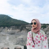 Beralih ke Bandung, Dhika tampil manis saat mengunjungi Tangkuban Perahu Bandung Jawa Barat. Cuaca yang sejuk membuatnya bisa memakai busana yang lebih feminin seperti atasan bertabur motif floral. Foto: Instagram