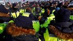 Foto Kim Jong Un Dirobek Saat Demo Anti Korut di Korsel
